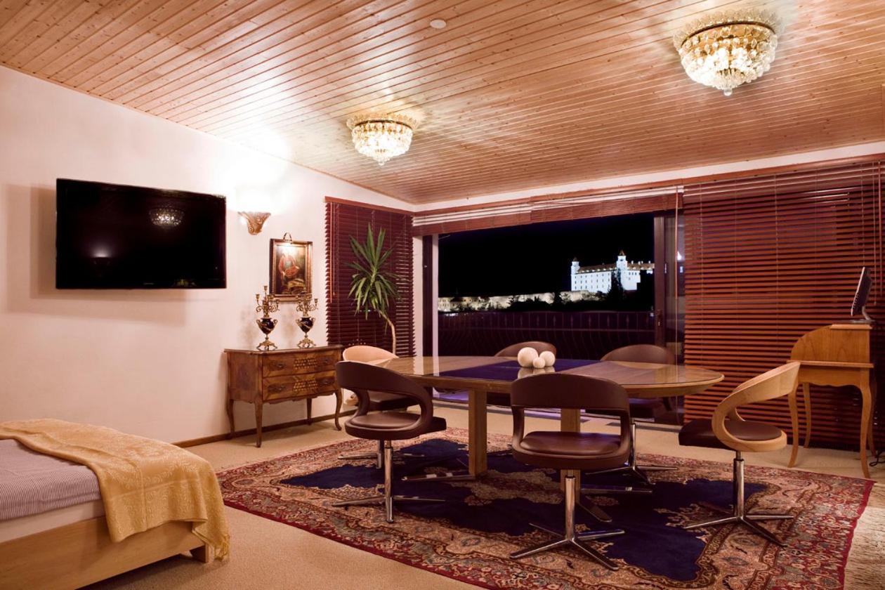 Panoramic Castle Suite With Free Private Parking Bratislava Bagian luar foto